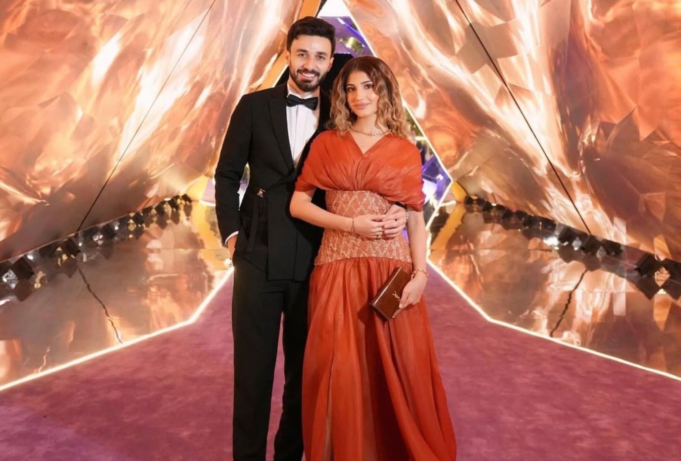 تأثر أسامة مروة عند النظرة الأولى لعروسه شيرين بيوتي .. تشبه الأميرات