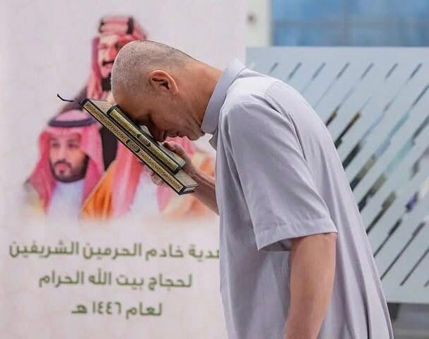 دموع الفرح وهدية السماء.. السعودية تودع ضيوف الرحمن بالمصحف الشريف