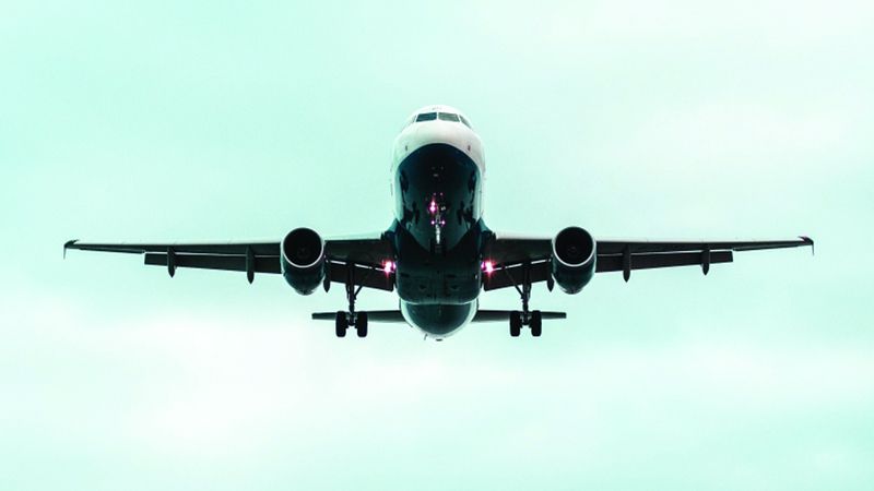 الامارات | الناقلات الوطنية.. تعليق رحلات إلى وجهات إقليمية ودولية مؤقتاً وتعديل مسارات