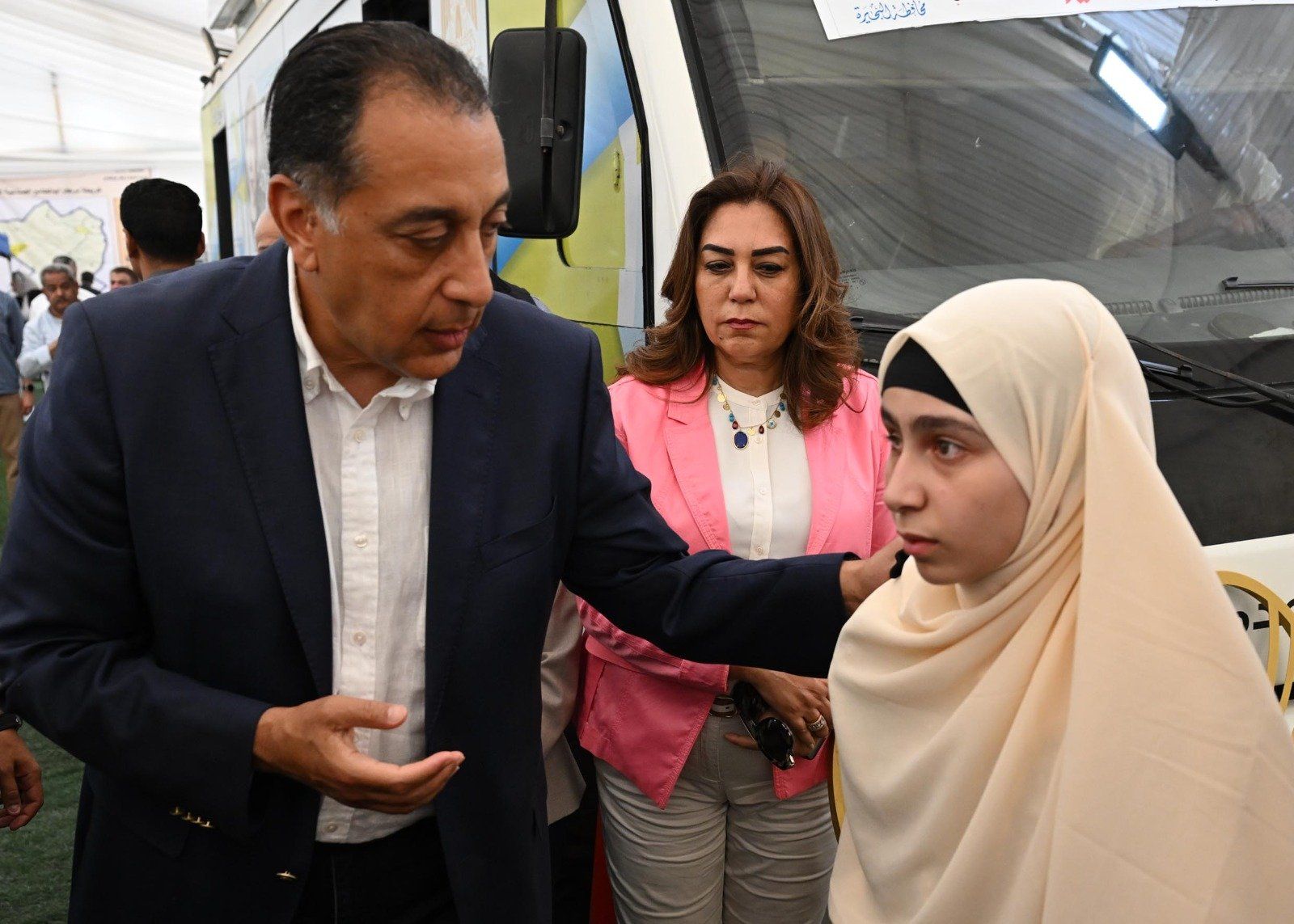 مواطن لرئيس الوزراء: "بنتى اتعمت بسبب ضربة على رأسها".. ومدبولى: هنعمل اللازم حالا