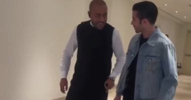 تامر عاشور يظهر بعكاز فى حفل الكويت.. صور