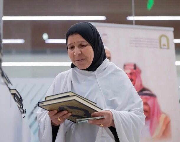 دموع الفرح وهدية السماء.. السعودية تودع ضيوف الرحمن بالمصحف الشريف