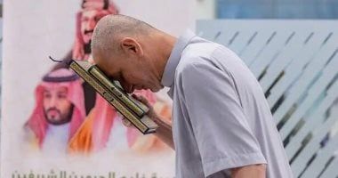 دموع الفرح وهدية السماء.. السعودية تودع ضيوف الرحمن بالمصحف الشريف