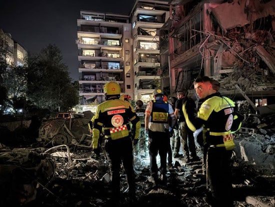 إعلام عبرى: عشرات المبانى والمركبات فى تل أبيب تعرضت للإصابة بصواريخ إيران.. صور