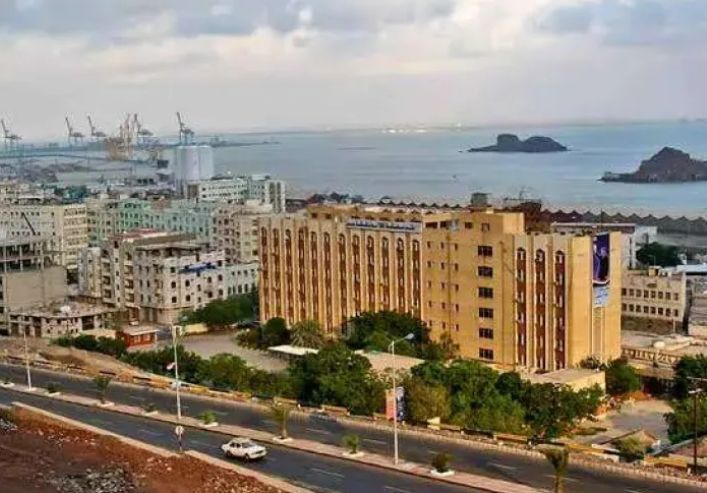 ناشطون يحذرون...فتاة تهدد بنشر فيديوهات مخلة لشباب يمنيين قاموا بمساعدتها ماديًا