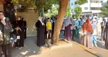 أمهات على الرصيف يترقبن خروج أبنائهم من لجان الثانوية العامة.. صور