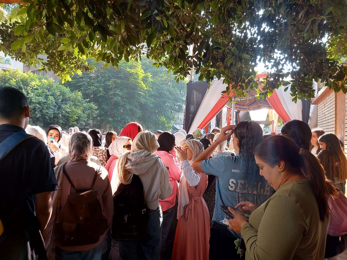 بدء توافد طلاب الثانوية العامة على اللجان لأداء أول الامتحانات