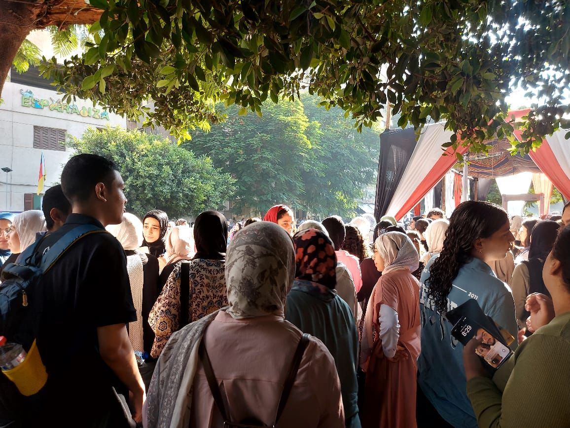 بدء توافد طلاب الثانوية العامة على اللجان لأداء أول الامتحانات