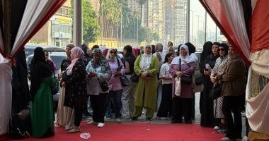 أولياء أمور طلاب الثانوية العامة يرافقون أبنائهم.. وتشديد أمنى لتأمين اللجان بالجيزة