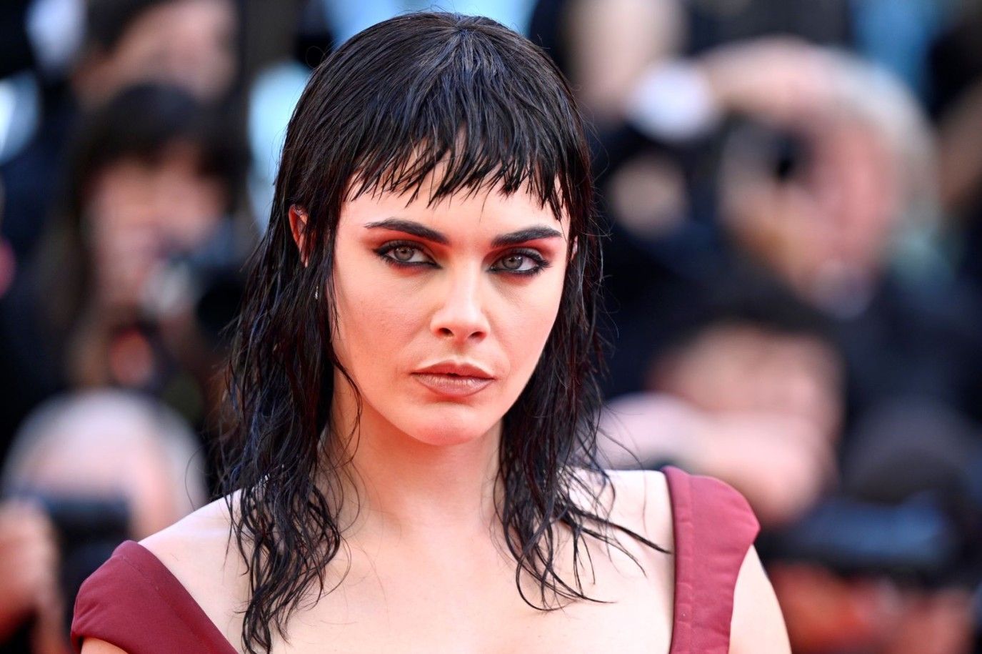 زيني إطلالاتك في صيف 2025 بأجمل تسريحات الشعر المبلل من وحي النجمات