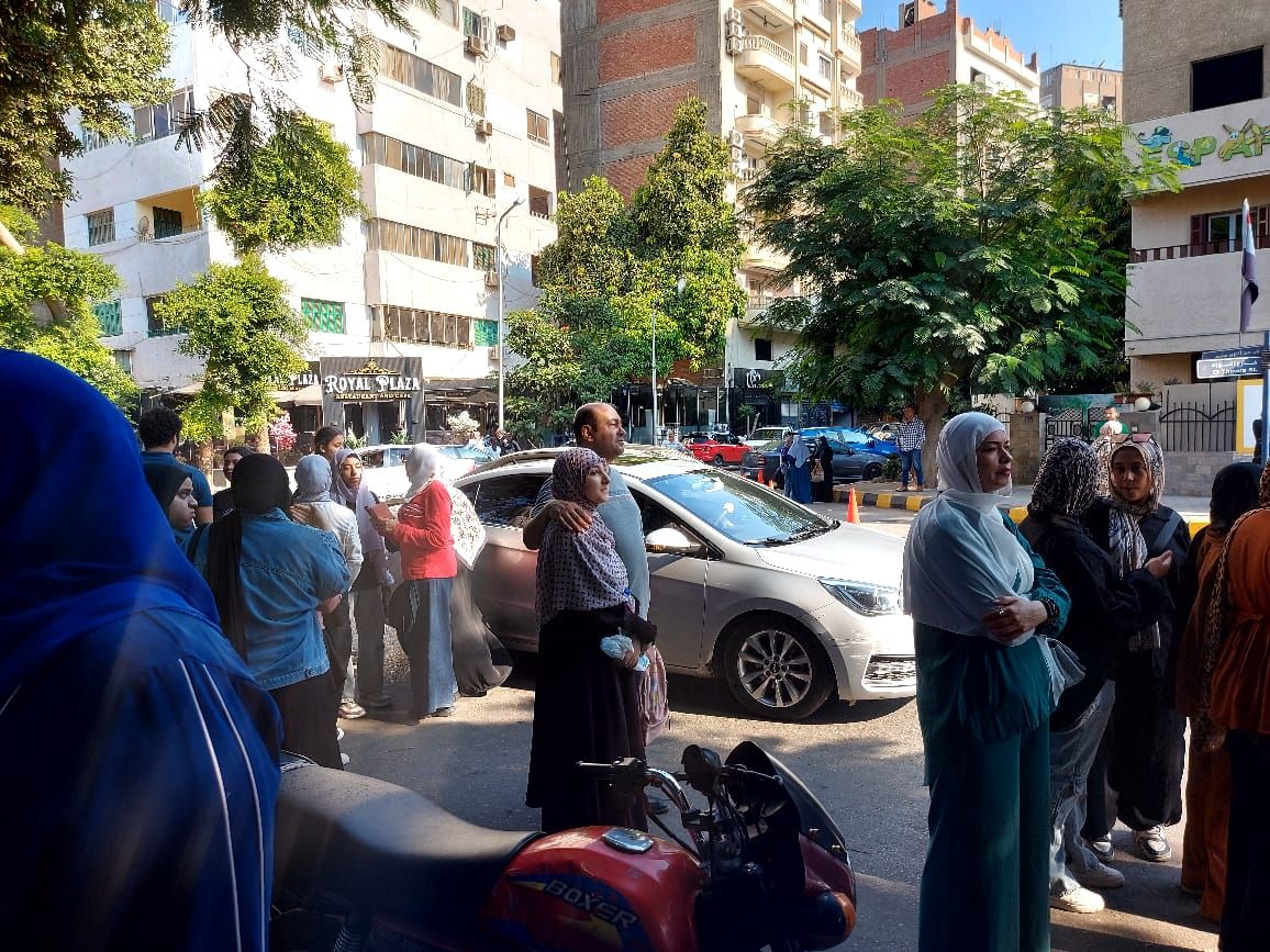 أول أيام امتحانات الثانوية.. أولياء الأمور يساندون أبناءهم بالدعاء أمام اللجان