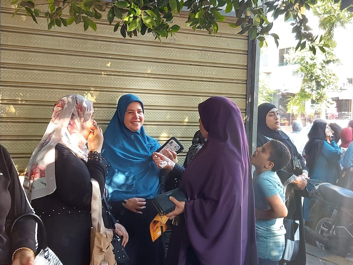 أمهات على الرصيف يترقبن خروج أبنائهم من لجان الثانوية العامة.. صور