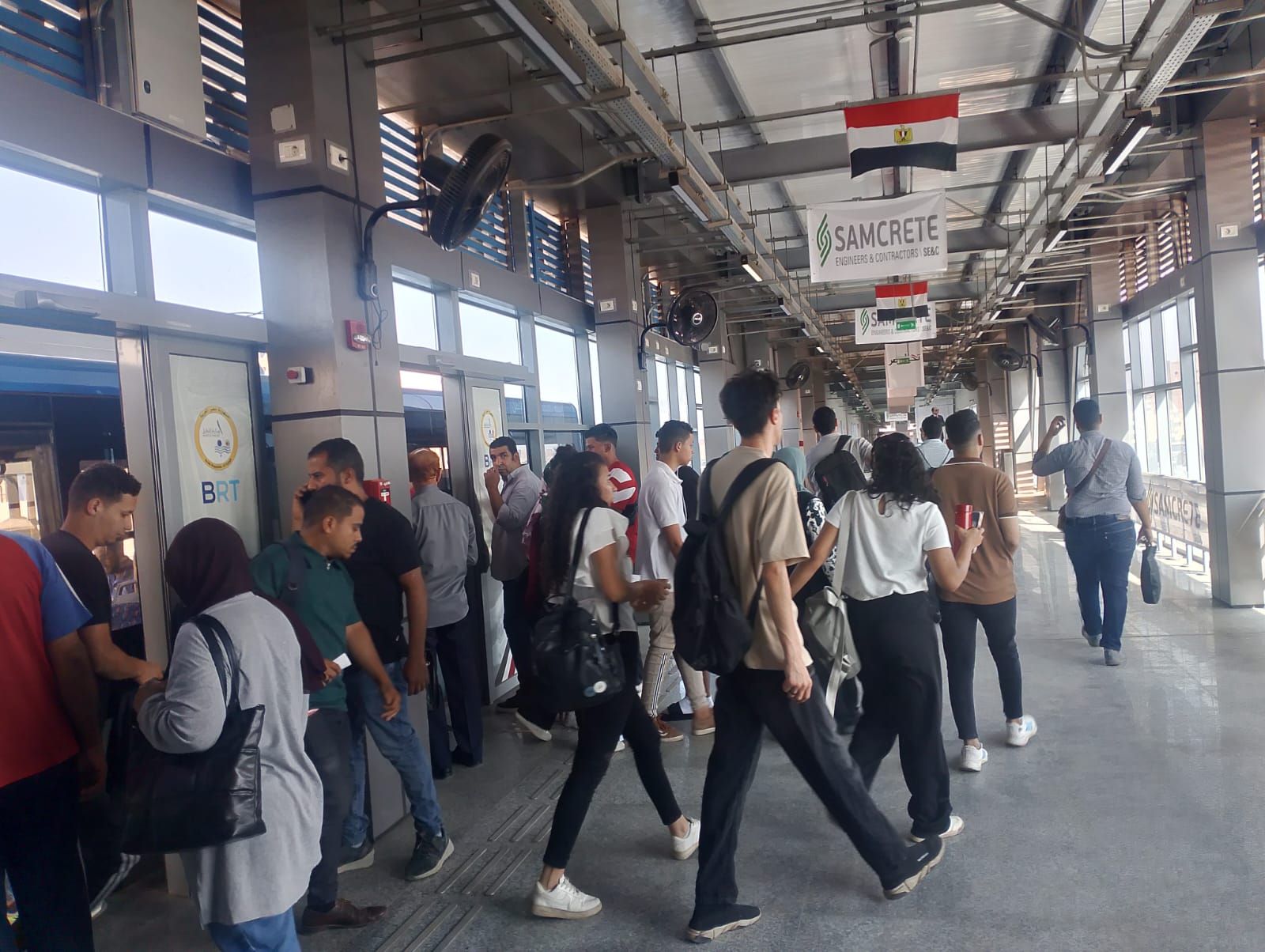 إقبال كبير على الأتوبيس الترددى من نزلة الزراعى حتى أكاديمية الشرطة.. صور