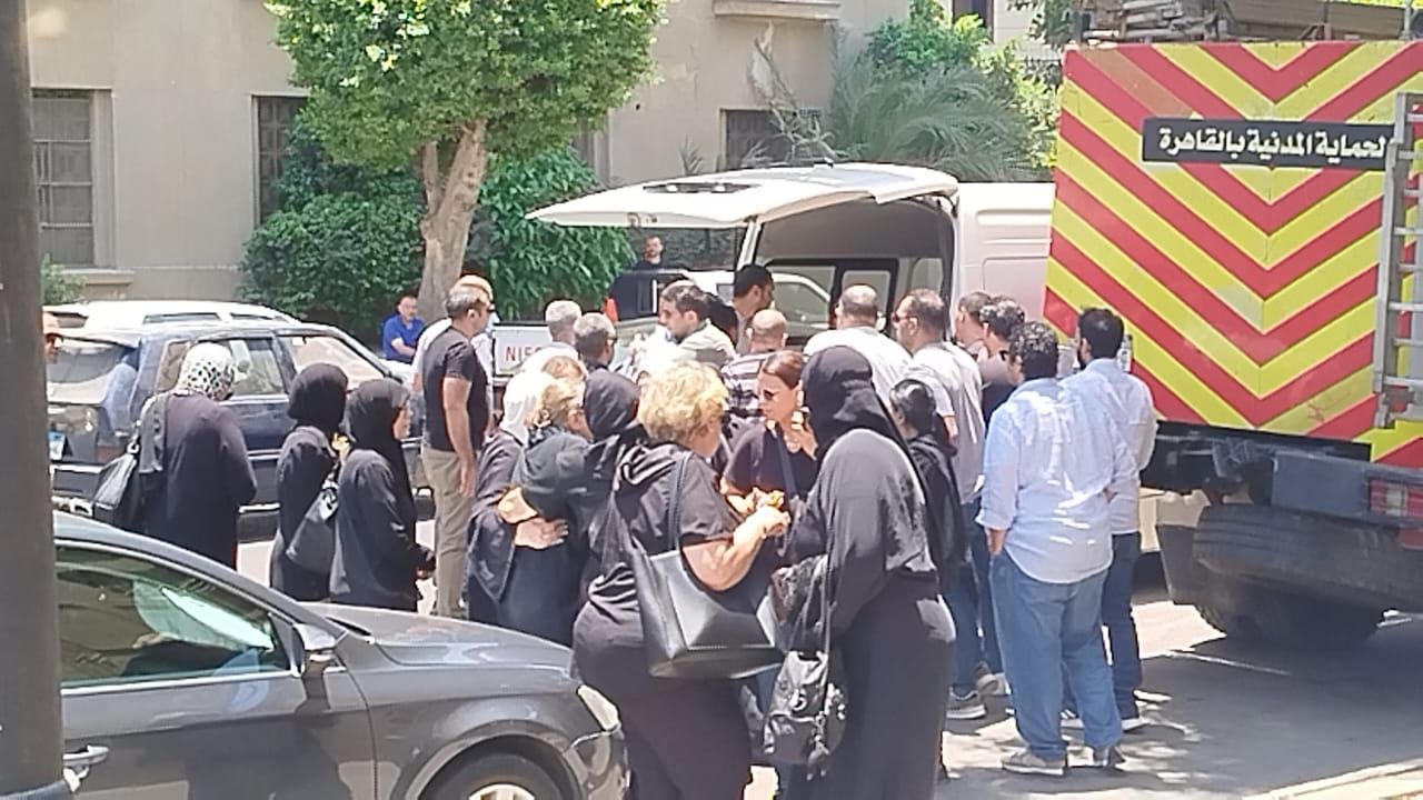 وصول جثمان نجل الموسيقار صلاح الشرنوبي إلى مسجد عمر مكرم للصلاة عليه