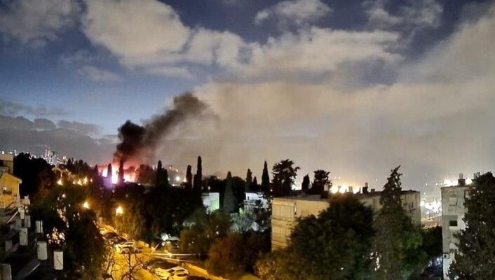 إعلام إسرائيلي: سقوط صواريخ إيرانية في أنحاء عدة من البلاد وإصابات مباشرة لعدّة مبانٍ