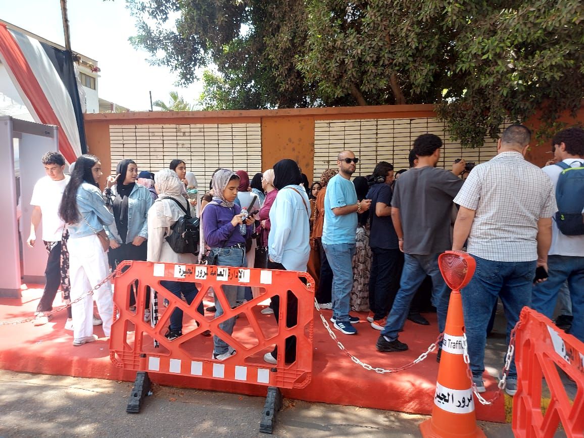 انتهاء أول امتحانات الثانوية العامة وخروج الطلاب من اللجان