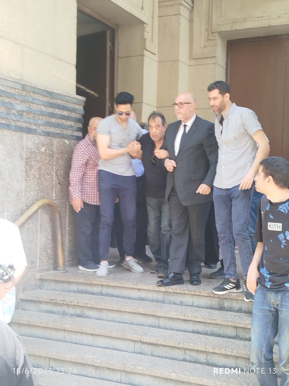 مدحت العدل ومحمد الشرنوبى يشاركان فى تشييع جنازة نجل صلاح الشرنوبى