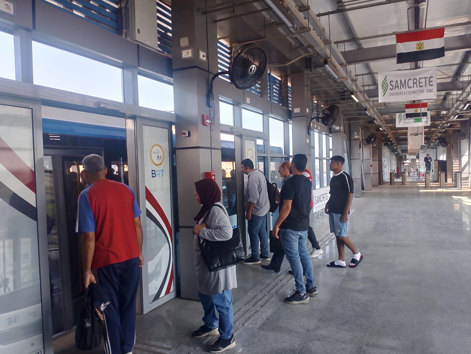 إقبال كبير على الأتوبيس الترددى من نزلة الزراعى حتى أكاديمية الشرطة.. صور