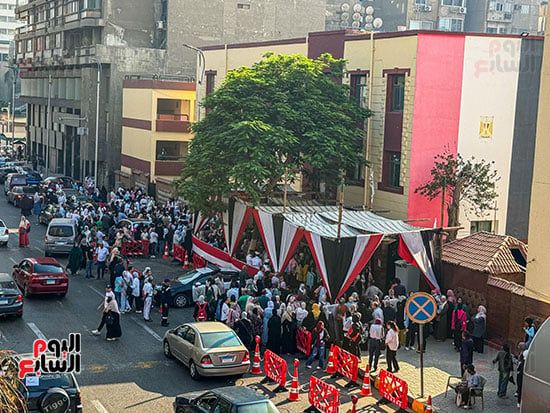 طلاب الثانوية العامة يبدأون امتحان الدين وتشديد على منع الغش.. صور