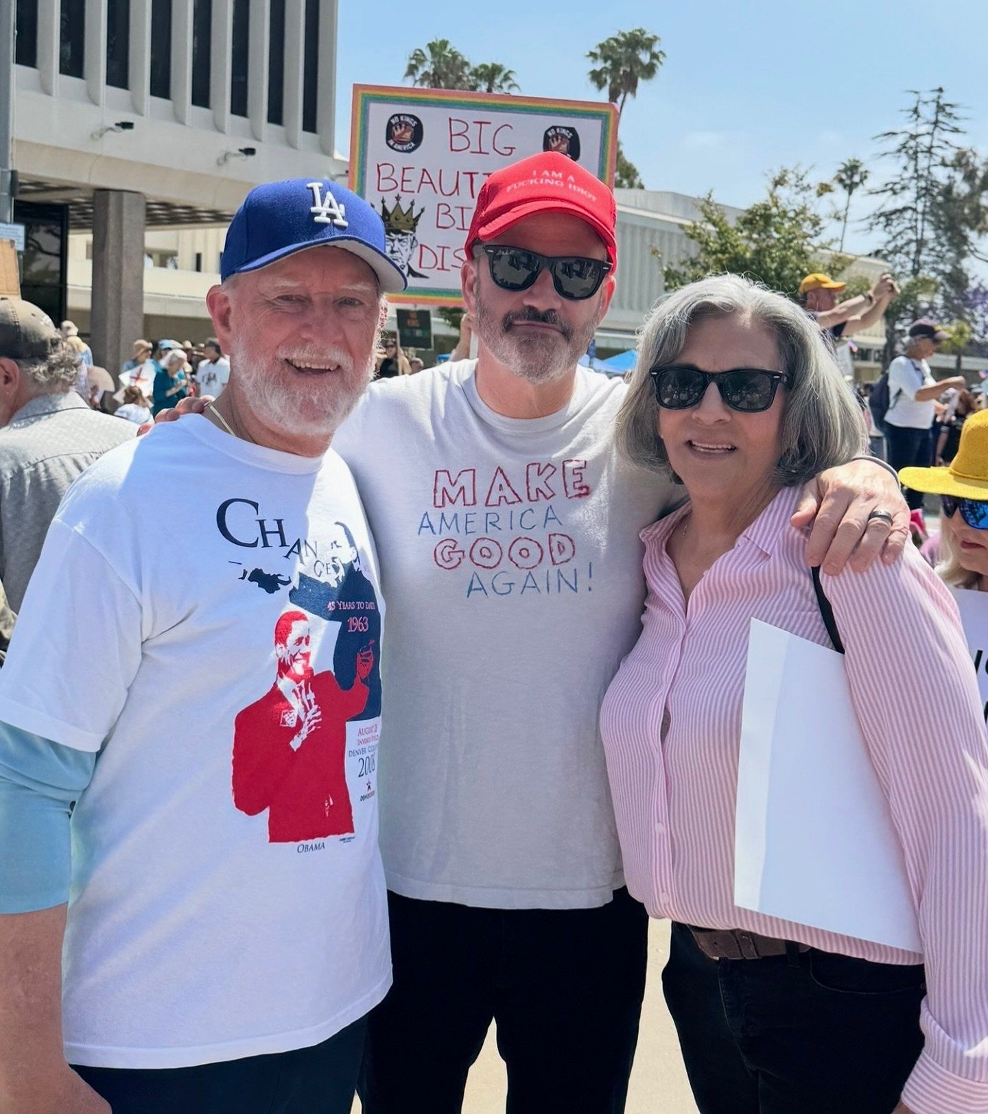 جيمي كيميل ووالده يشاركان في احتجاجات ضد لوس أنجلوس