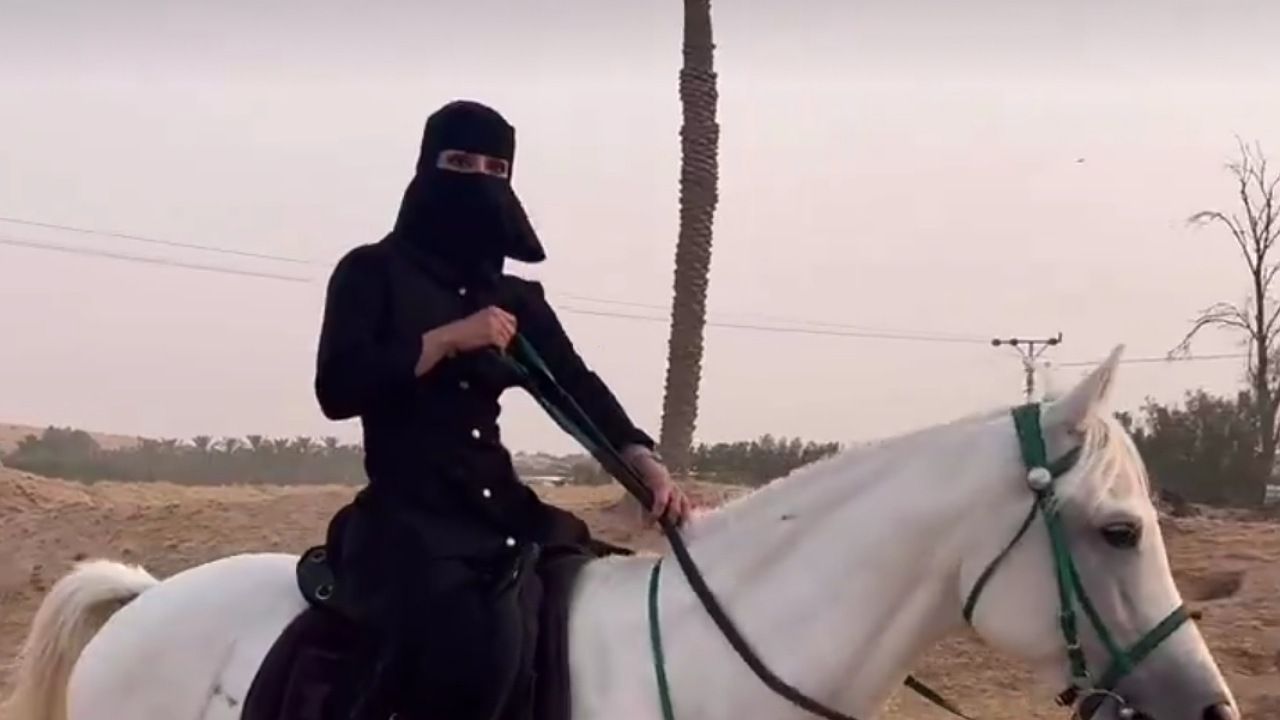 الجوزاء الرشيدي من طفلة هاوية لركوب الخيل إلى خيالة ومدربة .. فيديو