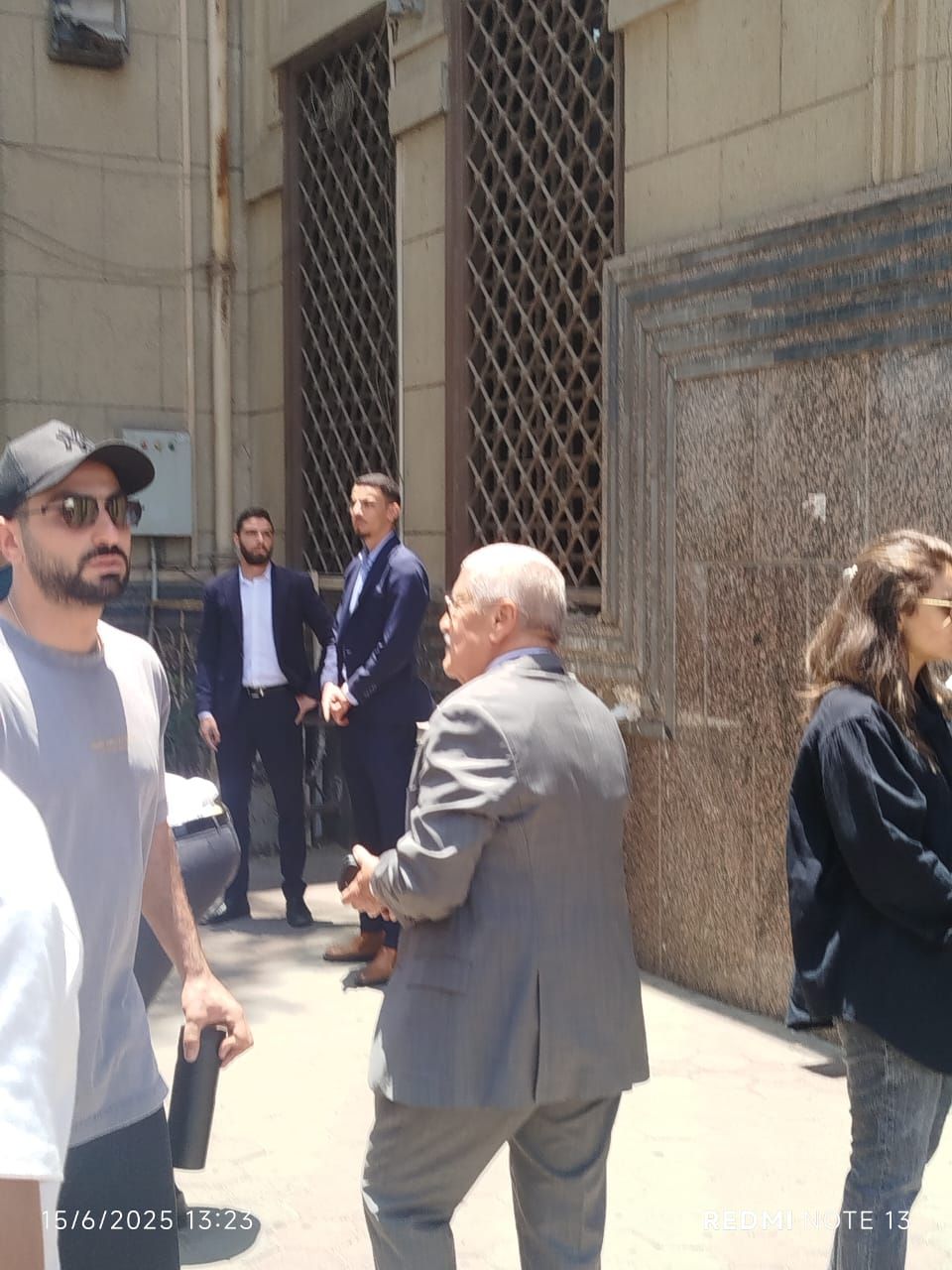 مدحت العدل ومحمد الشرنوبى يشاركان فى تشييع جنازة نجل صلاح الشرنوبى