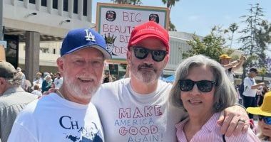 جيمي كيميل ووالده يشاركان في احتجاجات ضد لوس أنجلوس