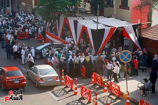 توافد طلاب الثانوية العامة على لجان الامتحانات فى الجيزة.. صور