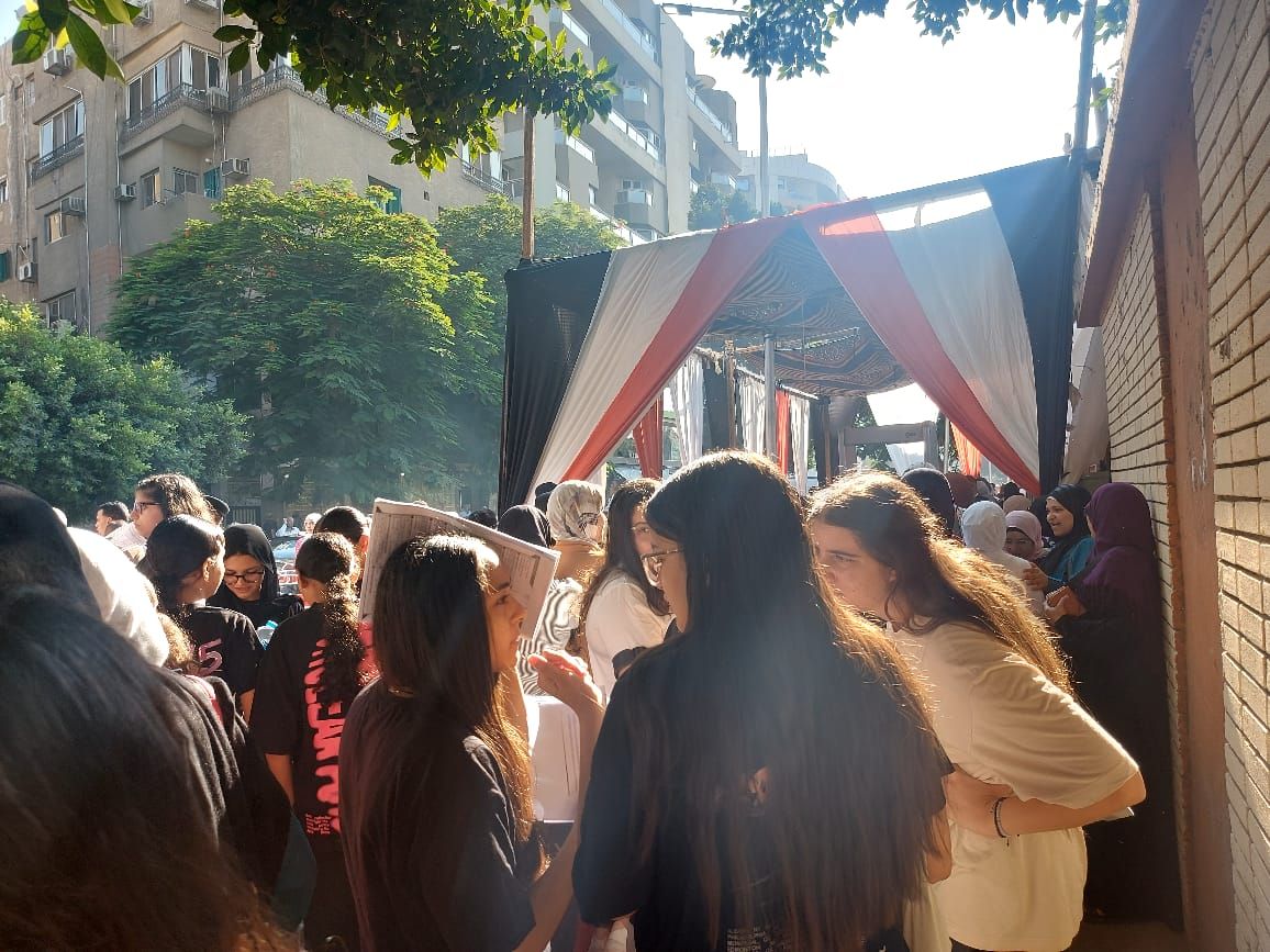 بدء توافد طلاب الثانوية العامة على اللجان لأداء أول الامتحانات