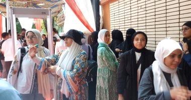 انتهاء أول امتحانات الثانوية العامة وخروج الطلاب من اللجان