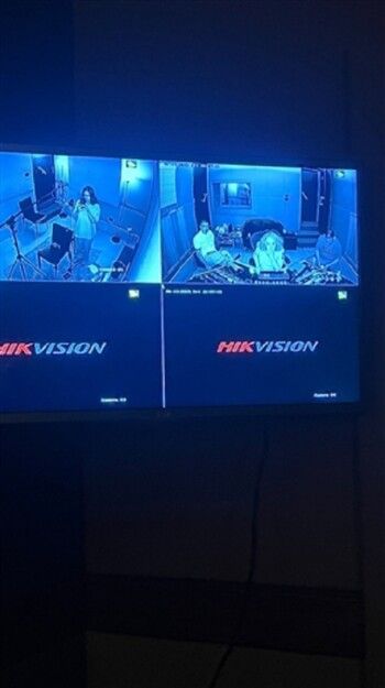 جنا عمرو دياب تشعل التكهنات بصورة من الأستوديو.. هل كان والدها معها؟