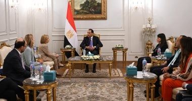 رئيس الوزراء يلتقى نائب رئيس بنك الاستثمار الأوروبى والوفد المرافق لها