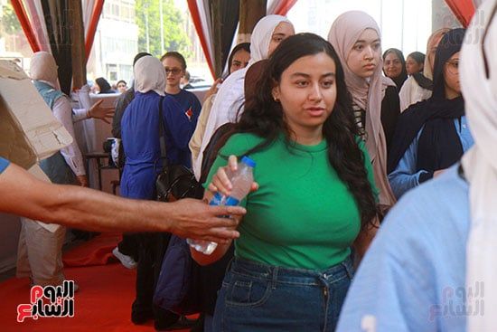توافد طلاب الثانوية العامة على لجان الامتحانات فى الجيزة.. صور