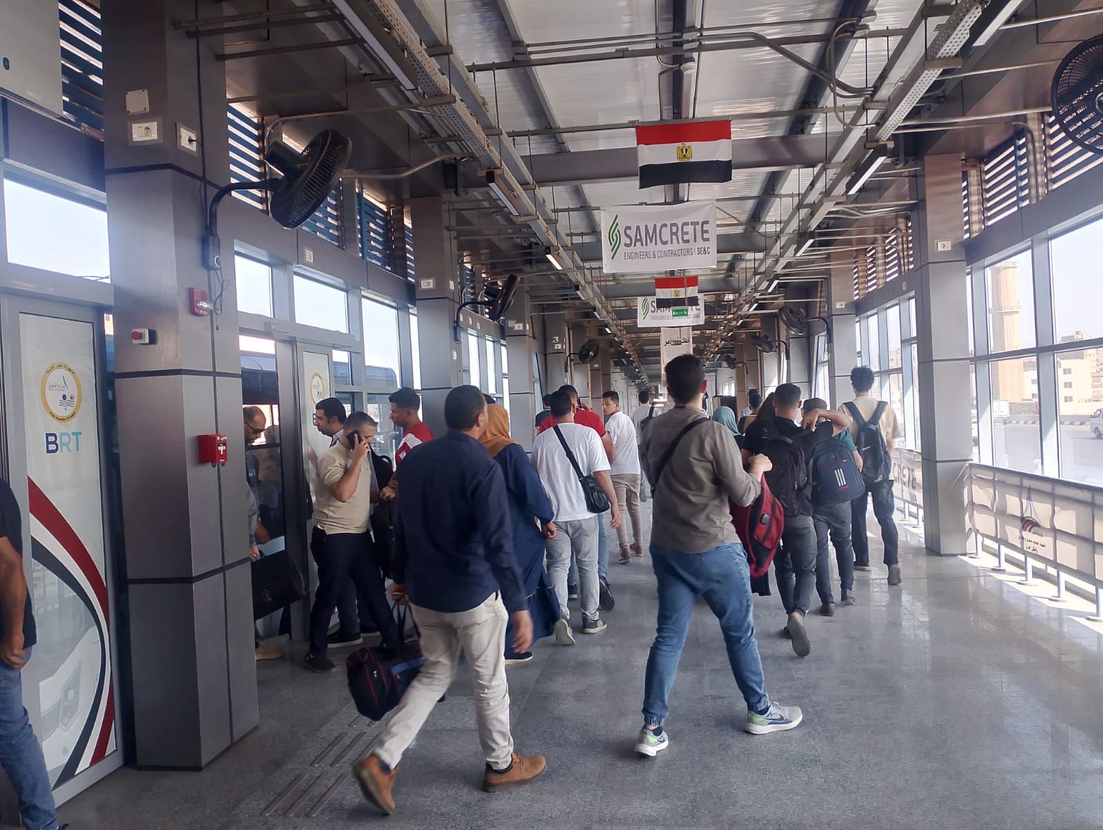 إقبال كبير على الأتوبيس الترددى من نزلة الزراعى حتى أكاديمية الشرطة.. صور