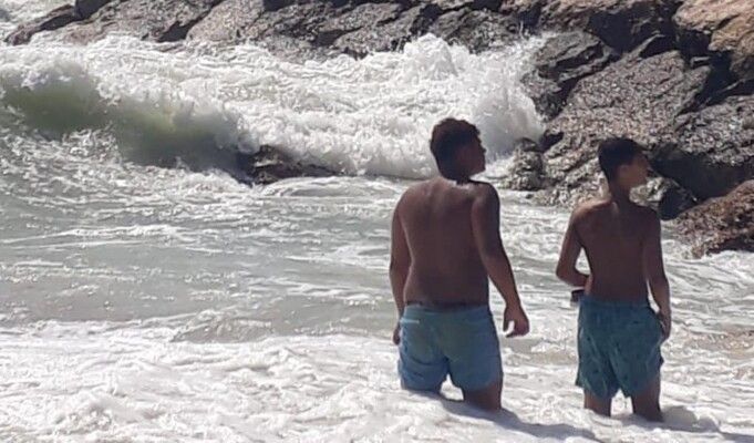 "النشرة": فرق الدفاع المدني سحبت عددًا من رواد البحر عند شاطئ الدامور بعد أن تمكن التيار البحري منهم