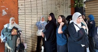 أول أيام امتحانات الثانوية.. أولياء الأمور يساندون أبناءهم بالدعاء أمام اللجان