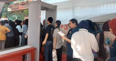 بدء دخول طلاب الثانوية العامة إلى اللجان بمدرسة جمال عبد الناصر فى الدقى