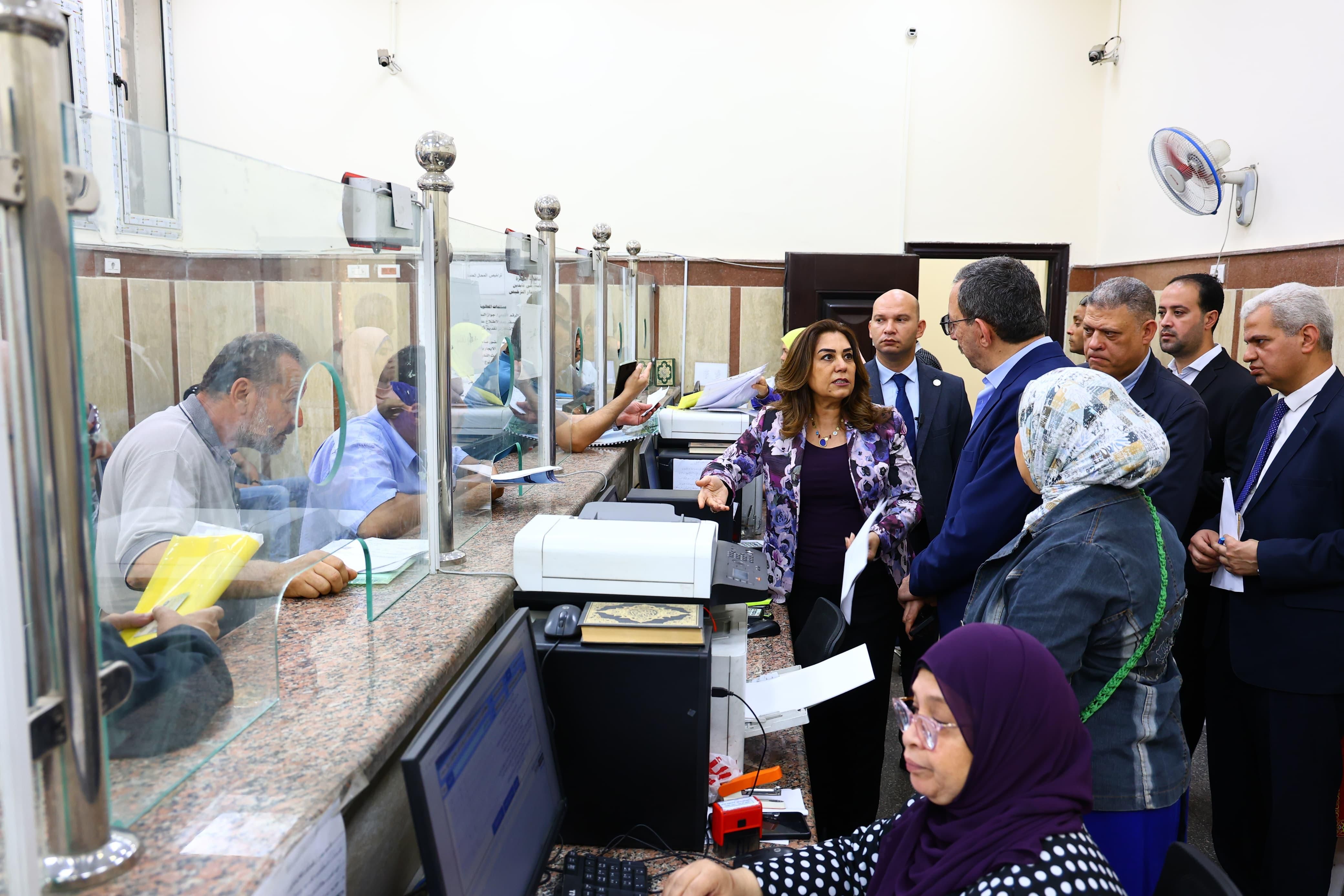 جولة مفاجئة لوزيرة التنمية المحلية بحي عابدين لمتابعة العمل بالمركز التكنولوجي