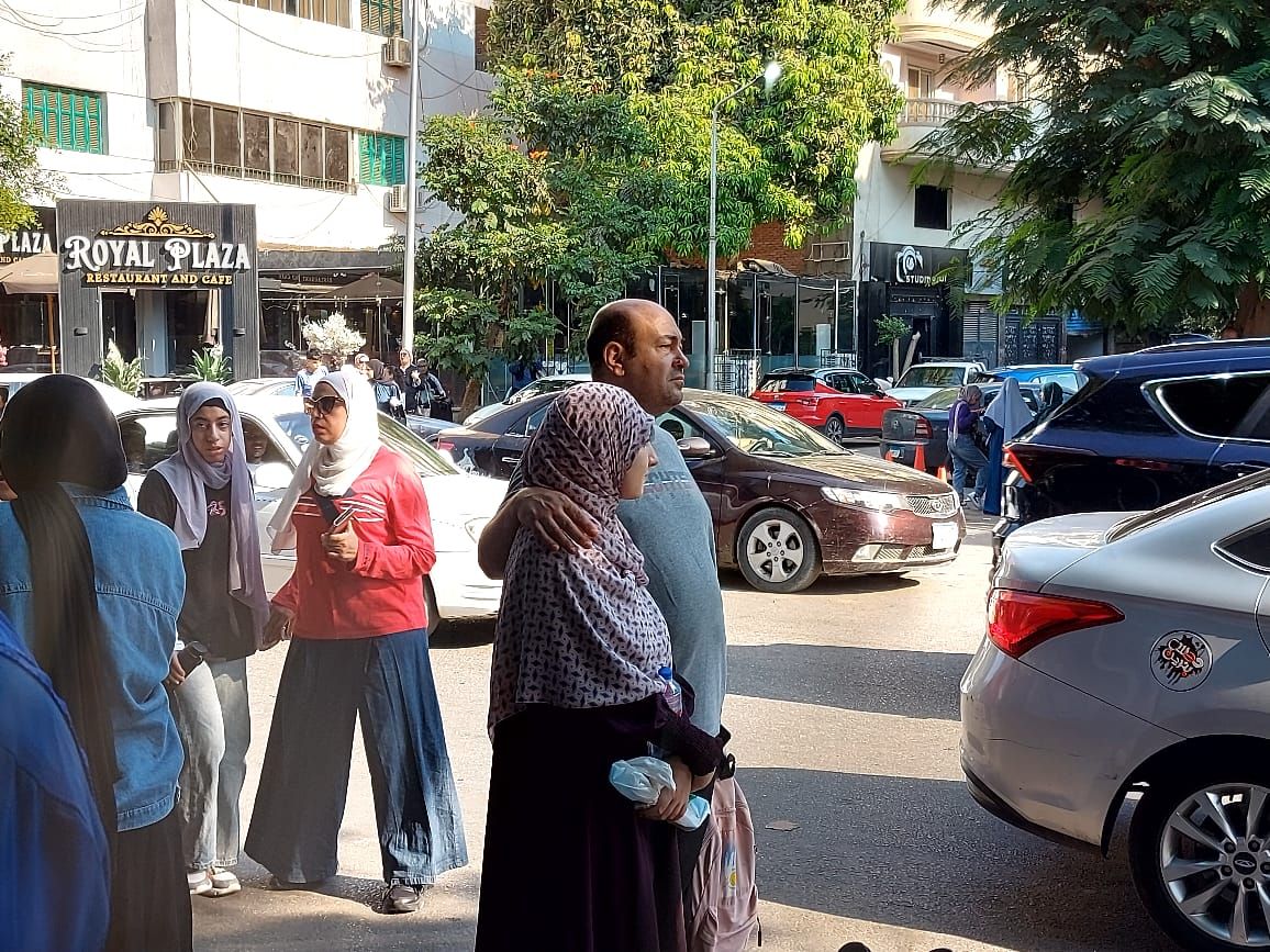 أول أيام امتحانات الثانوية.. أولياء الأمور يساندون أبناءهم بالدعاء أمام اللجان