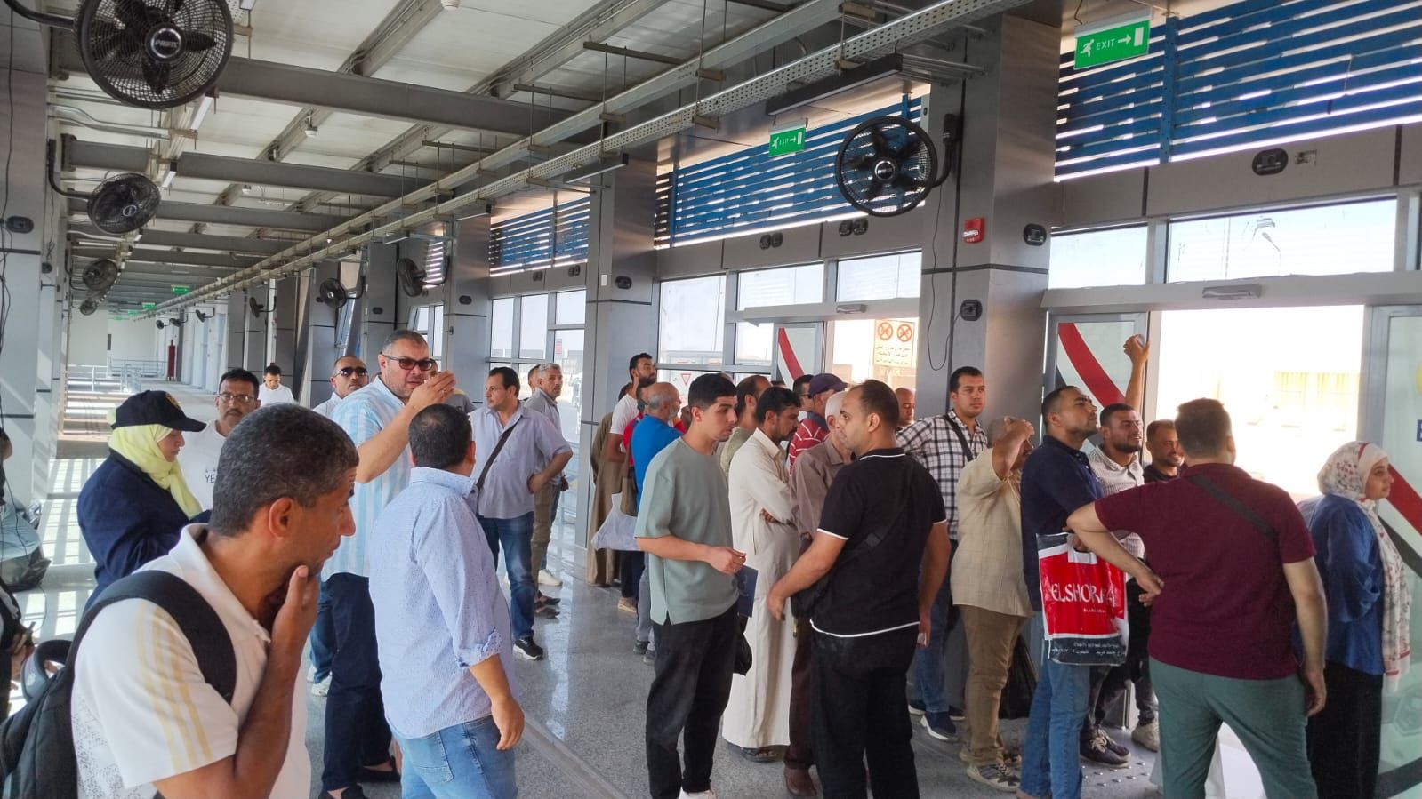 إقبال كبير على الأتوبيس الترددى من نزلة الزراعى حتى أكاديمية الشرطة.. صور