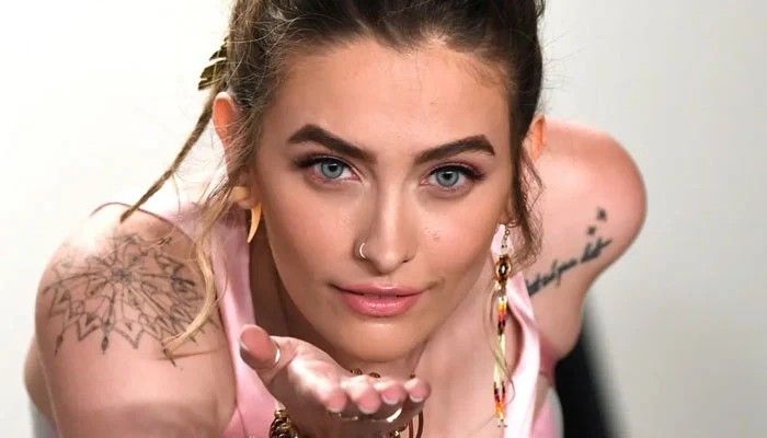 باريس جاكسون تواجه انتقادات بسبب مشاركتها فى حفل يتزامن مع ذكرى وفاة والدها