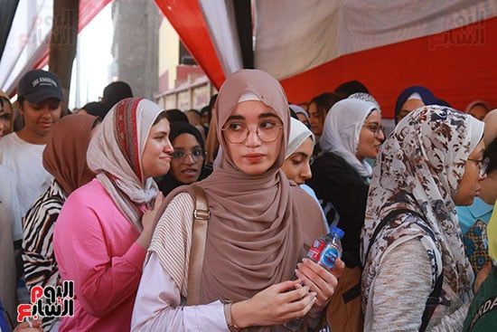 توافد طلاب الثانوية العامة على لجان الامتحانات فى الجيزة.. صور