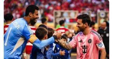 محمد الشناوي ينشر صورته مع ميسي على هامش مواجهة الأهلي وإنتر ميامي