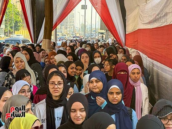 طلاب الثانوية العامة يبدأون امتحان الدين وتشديد على منع الغش.. صور