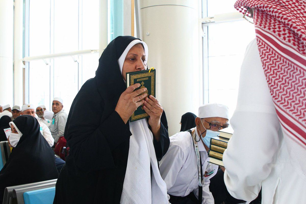 أولى رحلات الحجاج الإيرانيين تغادر إلى مطار عرعر.. صور