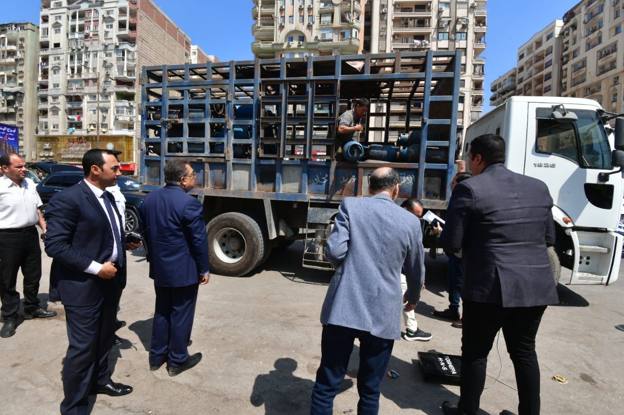 ماشى بميزان فى سيارته.. محافظ الدقهلية يستوقف سيارة أنابيب للتأكد من الوزن