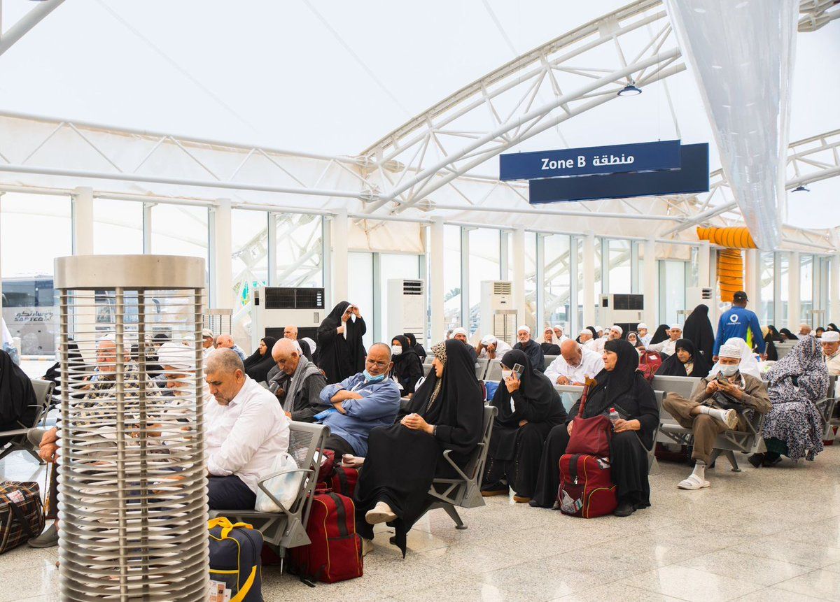 أولى رحلات الحجاج الإيرانيين تغادر إلى مطار عرعر.. صور