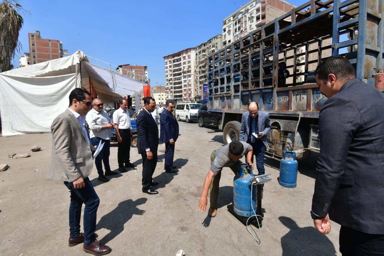 ماشى بميزان فى سيارته.. محافظ الدقهلية يستوقف سيارة أنابيب للتأكد من الوزن