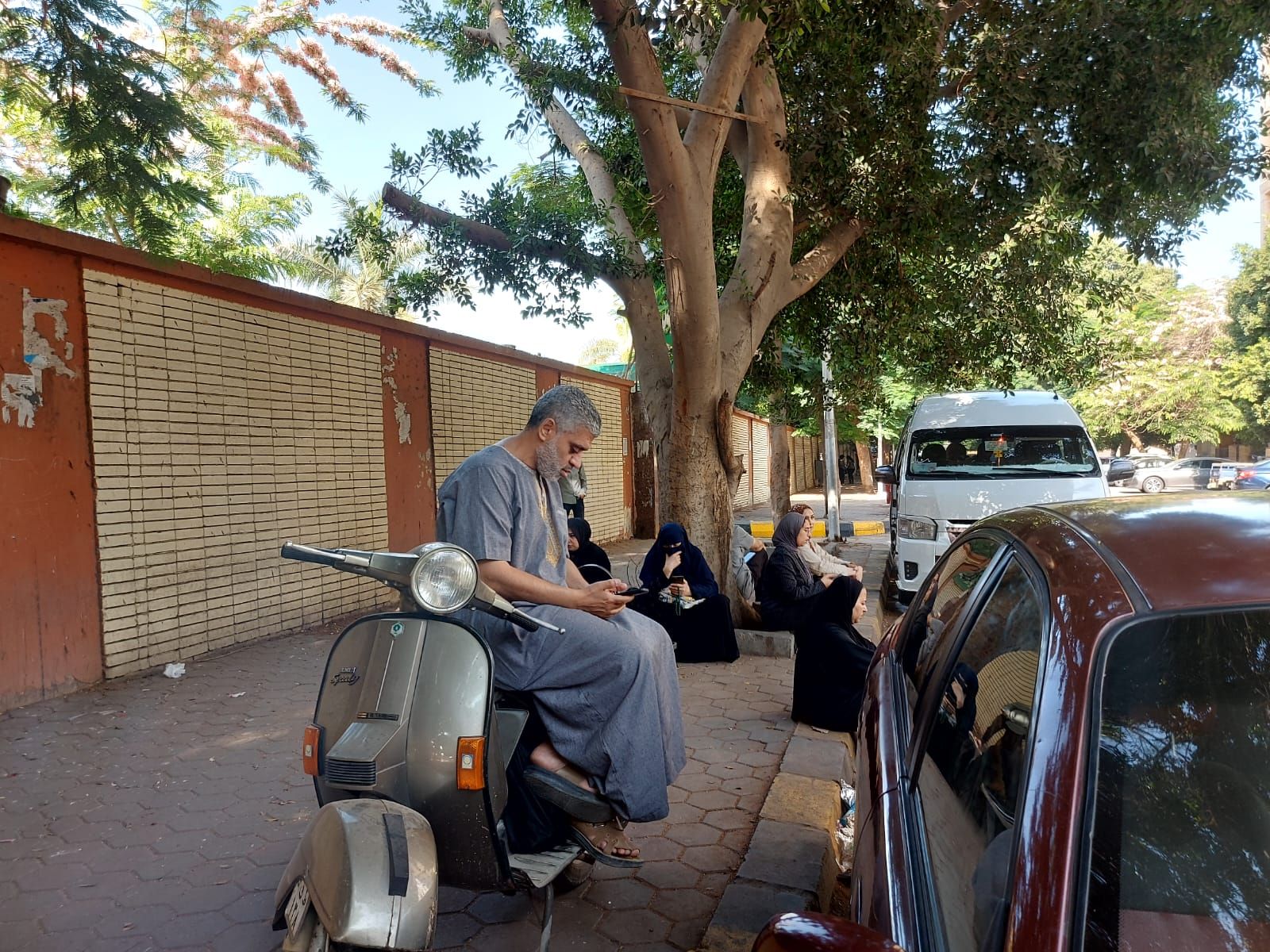 أمهات على الرصيف يترقبن خروج أبنائهم من لجان الثانوية العامة.. صور