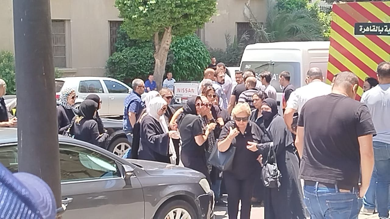 وصول جثمان نجل الموسيقار صلاح الشرنوبي إلى مسجد عمر مكرم للصلاة عليه